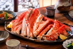 食卓に並んだタラバガニの脚
