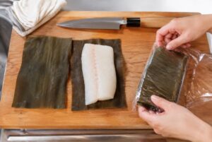 白身魚を昆布で挟んで昆布締めを作る工程