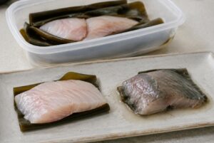 昆布締めの鮮度や腐敗状態を確認する様子
