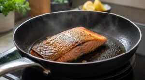 フライパンでサーモンを焼く様子