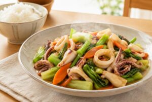 野菜と一緒に十分加熱したイカの炒め物とご飯