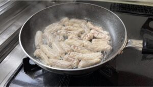 アジの白子をフライパンで加熱する様子