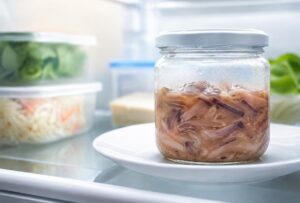 冷蔵庫で保存されているイカの塩辛の瓶