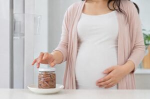 妊娠中の女性がイカの塩辛を食べるか迷っている様子